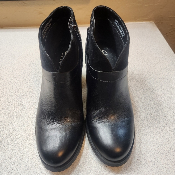 CLARKS Black Leather and Suede Ankle Boots with heel size 7M fall fashion comfy - Picture 2 of 8